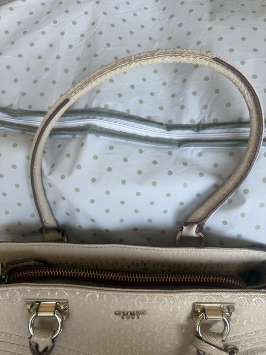 Kremowa torebka Guess