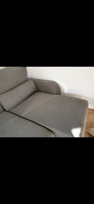 Sofa com chaise longue convertível em cama