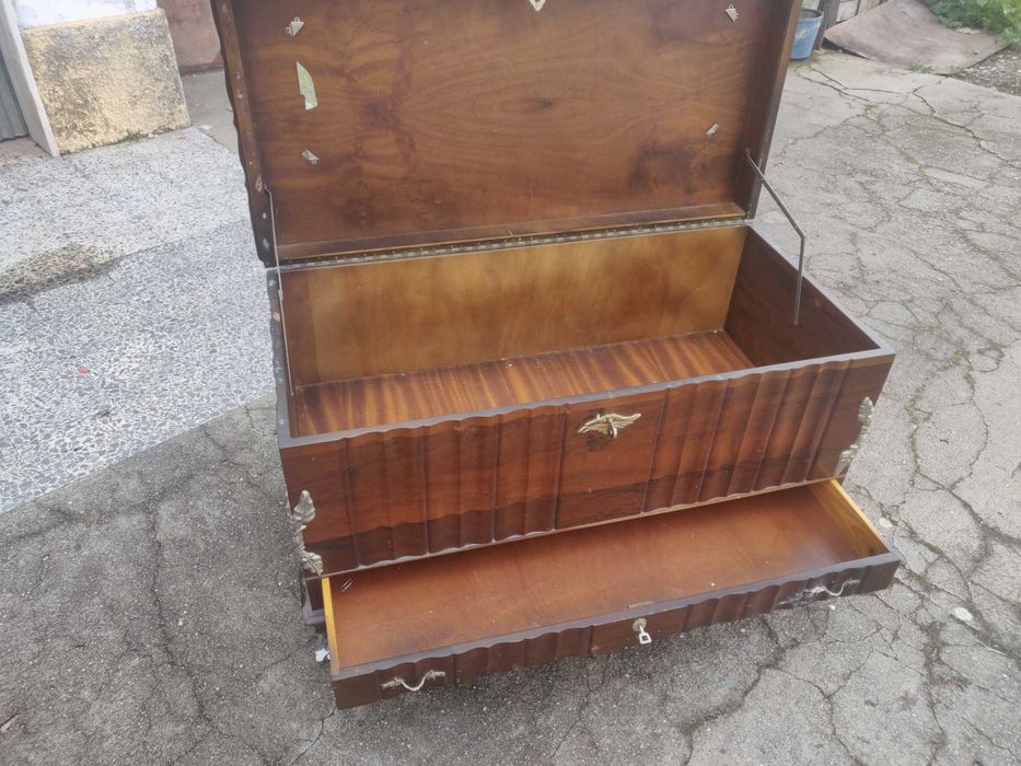 Baú de madeira antigo