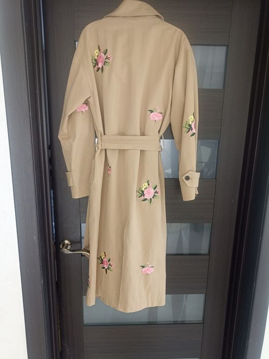 Продам тренч з вишивкою