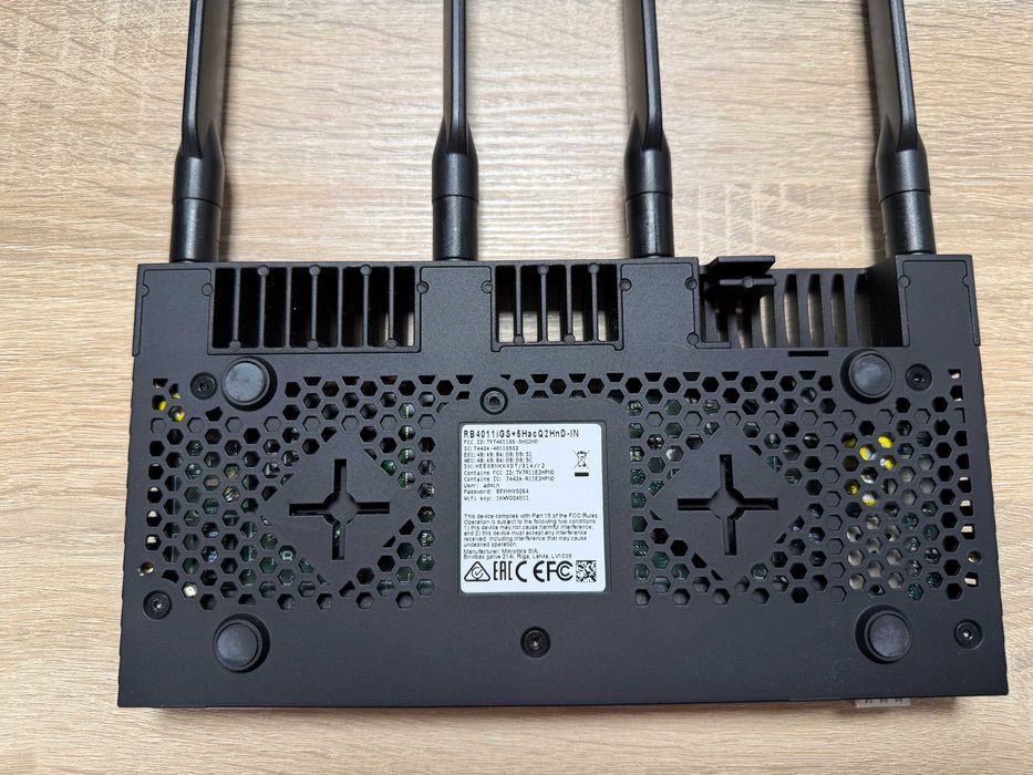 MikroTik RB4011iGS+5HacQ2HnD-IN – router Wi-Fi, idealny stan