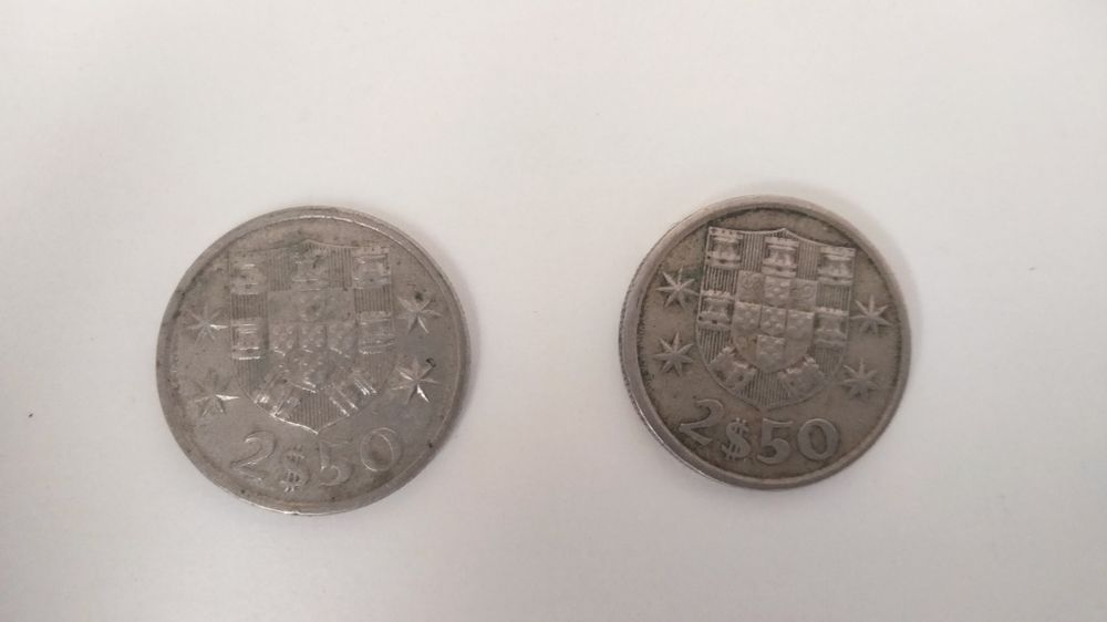 Duas moedas 2$50 escudos (1976 e 1984)