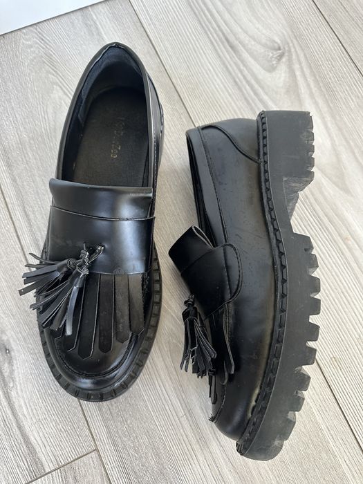 DeeZee mokasyny loafkersy czarne z falbanka 38