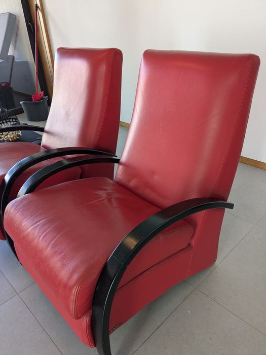 2 cadeirões em couro vermelho