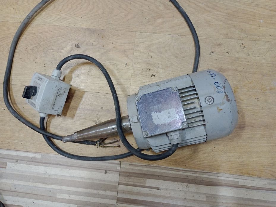 Trujfazowy silnik elektryczny