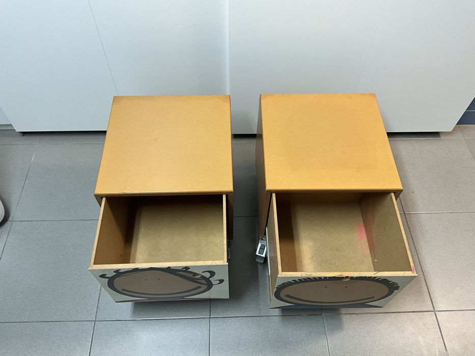 Duas mesas de cabeceira Bombamor / movel de apoio