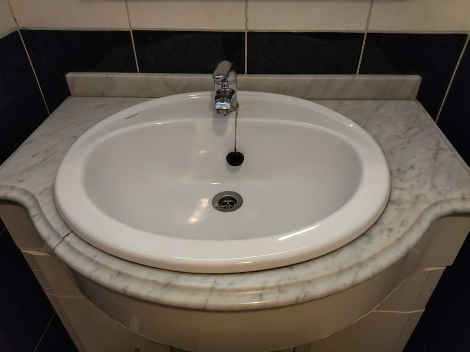 Lavatório Branco com Bancada em Mármore 55x80cm