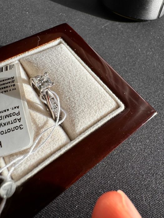 кольцо из белого золота с бриллианатми