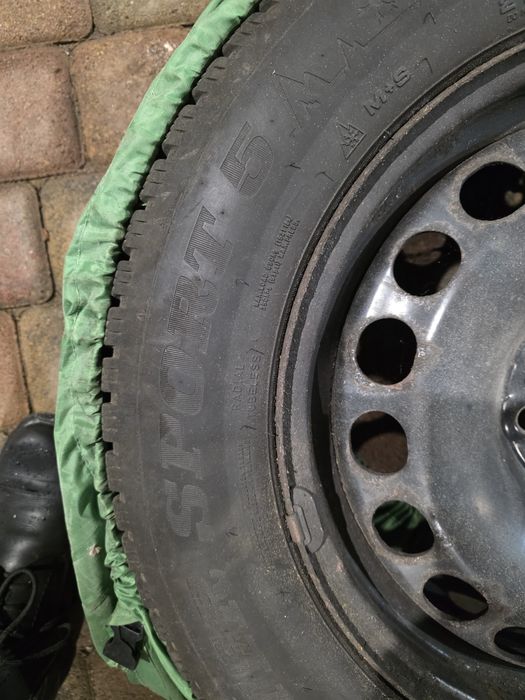 Opony zimowe 215/60 R-16 z oryginalnymi felgami stalowymi grupy vag