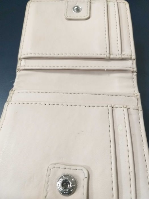 Carteira / Porta moedas em beje com padrão colorido e moderno da Mango