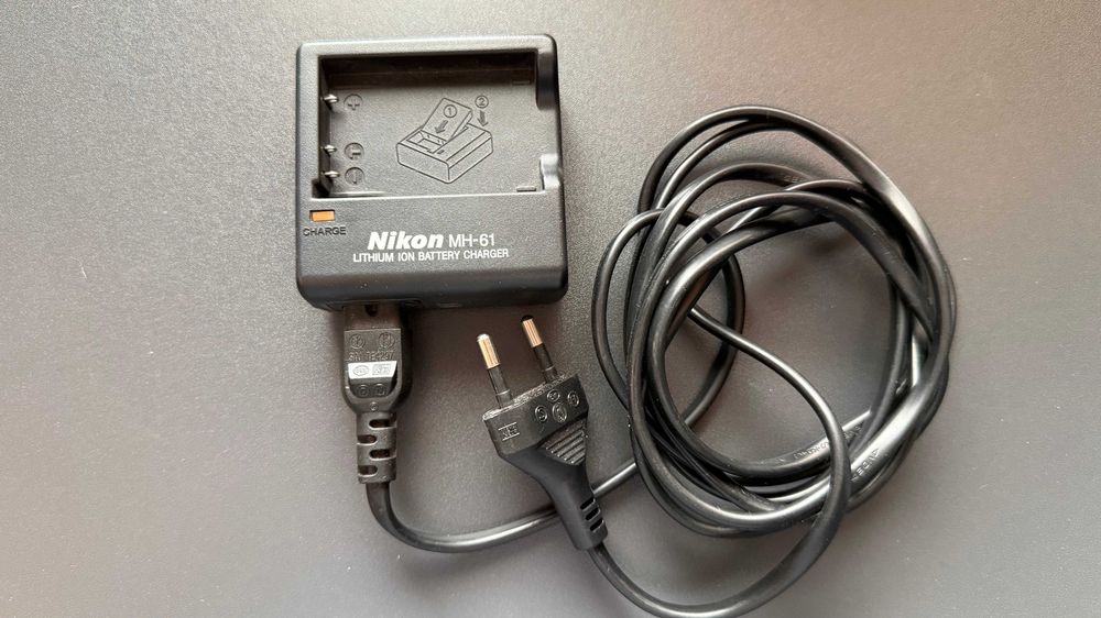 Carregador Nikon MH-61 para baterias EN-EL5 + cabo