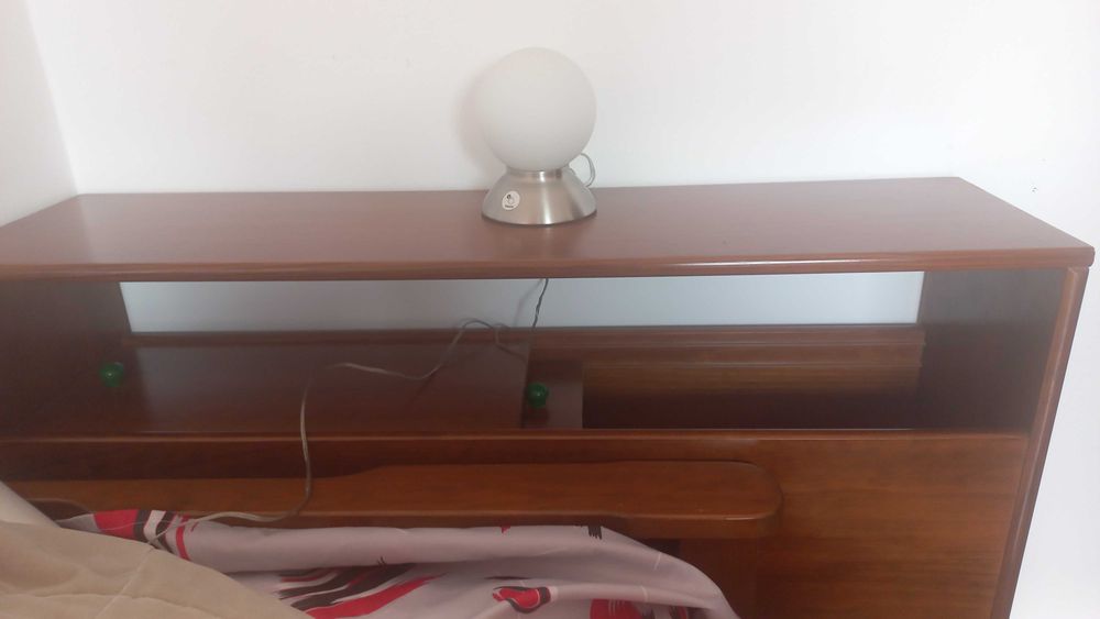 Cómoda/ móvel com depósito no interior