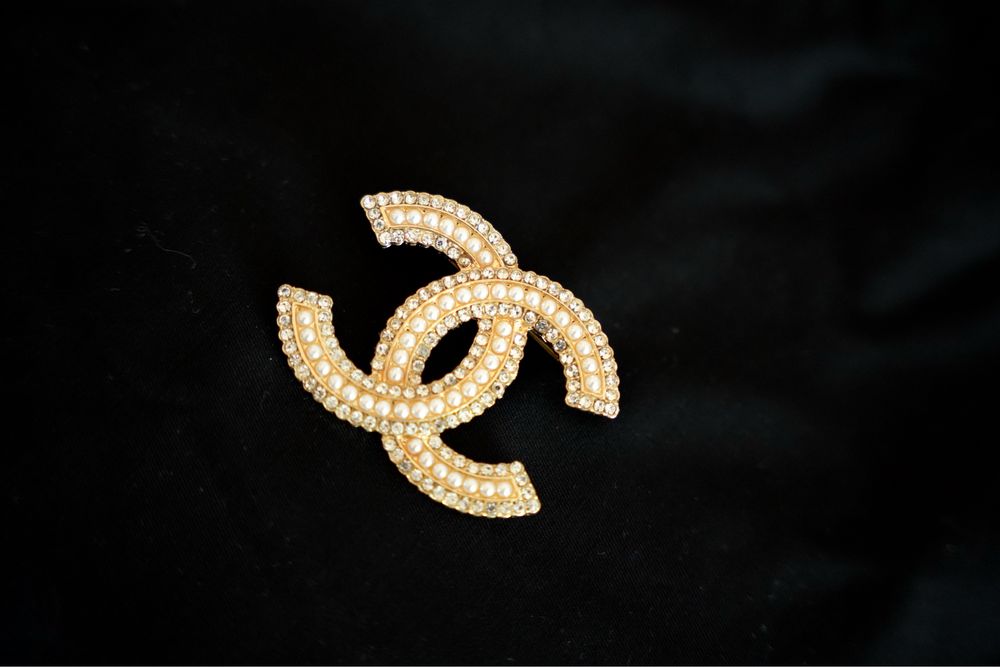Broszka Chanel,