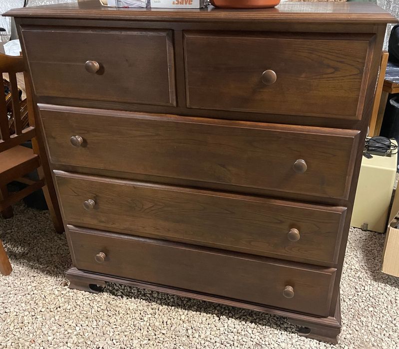 Cómoda em madeira maciça