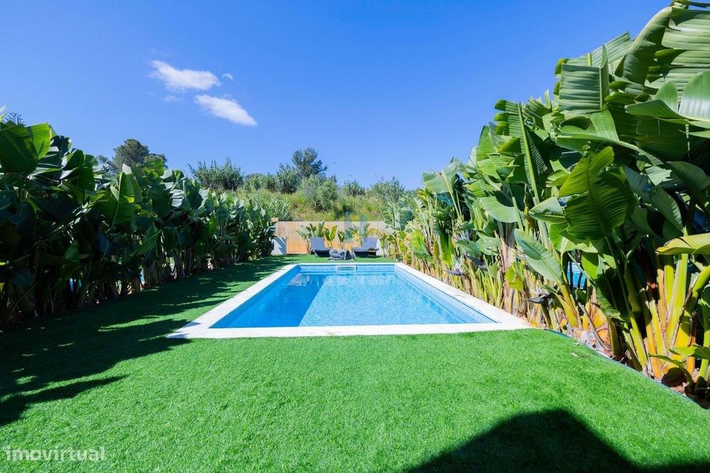 Moradia, semi-nova, com piscina e garagem