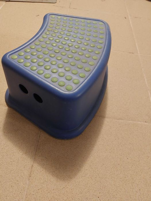 Podnóżek stopień IKEA dla dziecka do umywalki WC