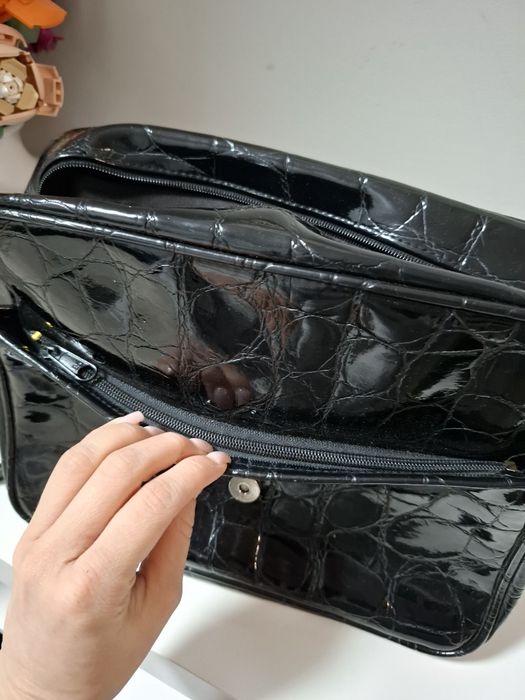 Lakierowana torba na ramię