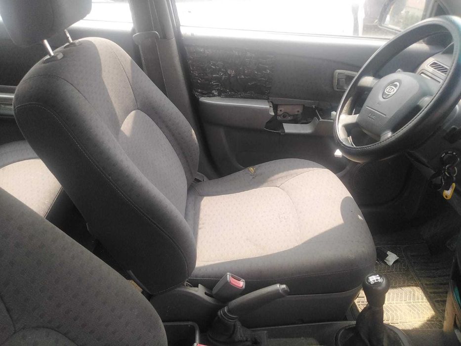 PARA PEÇAS Kia Carens II 2.0 Crdi de 2002 com 113 cv