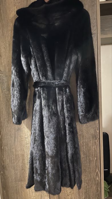 Норкова шуба з капюшоном