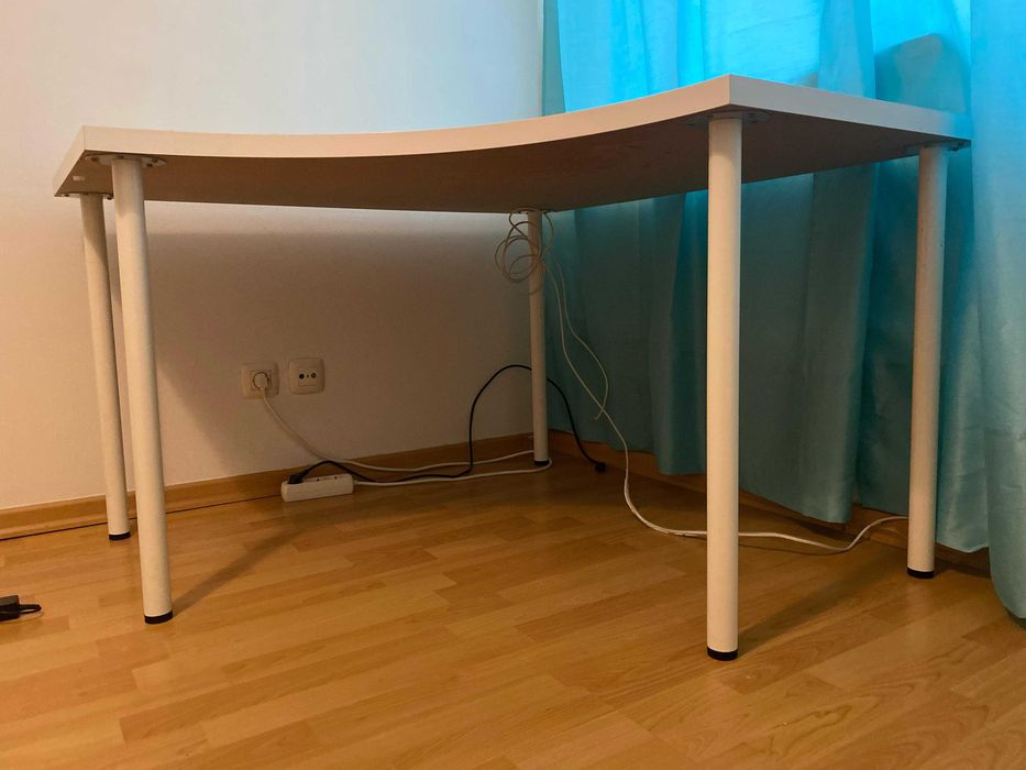 Mesa de canto para escritório IKEA.