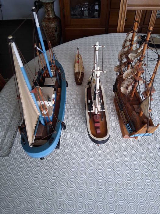Coleção de maquetas e modelos decorativos, barcos e navios