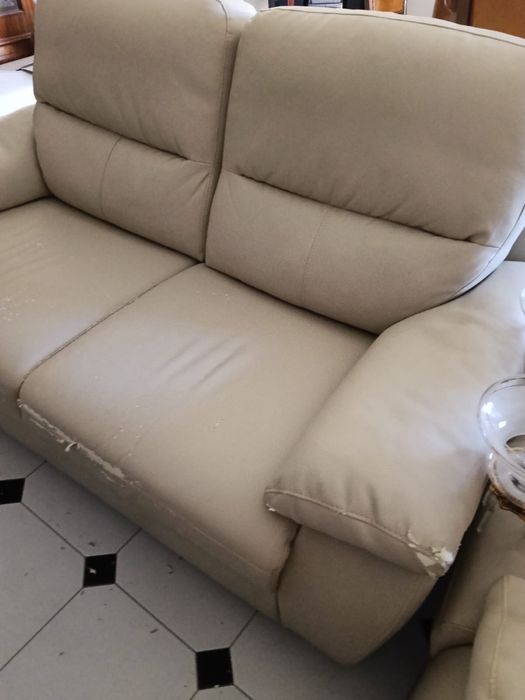 Conjunto de dois sofas em pele bege