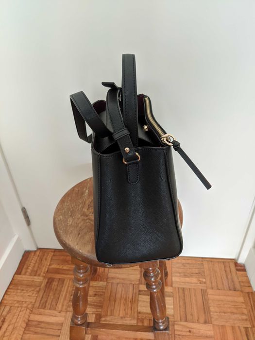 Carteira Zara Preta, mão e ombro