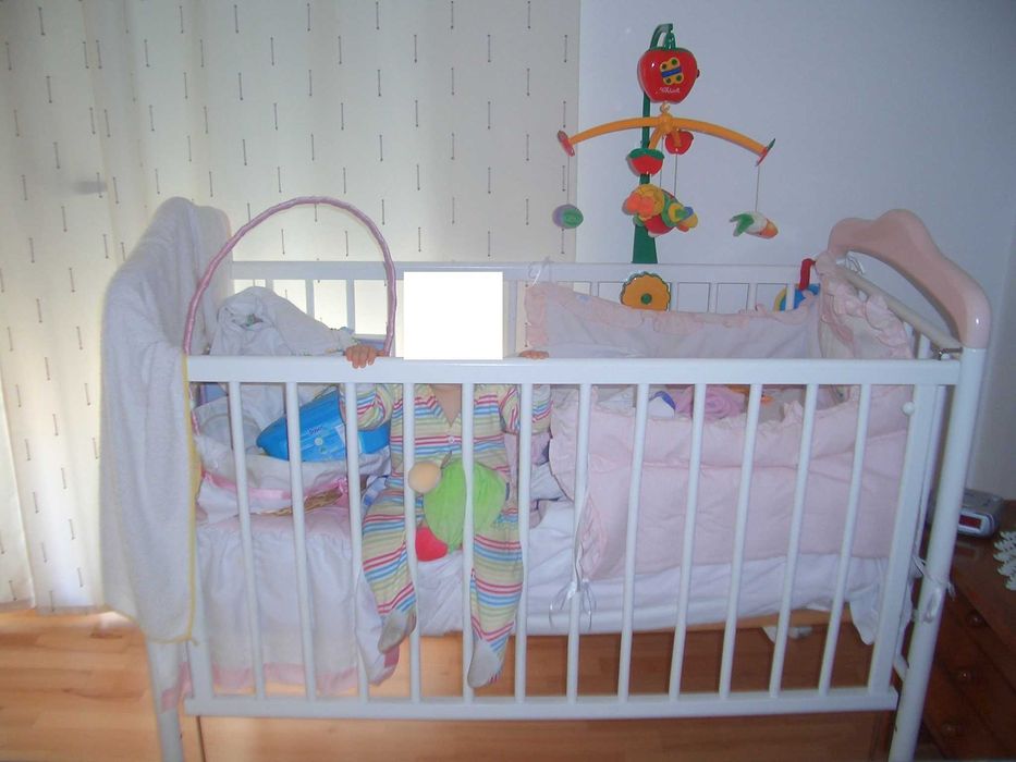 Móveis (camas duplas, sala, cozinha e camas de bebé)