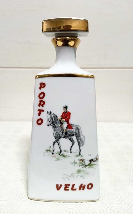 Licoreira em porcelana de Coimbra finamente decorada a ouro