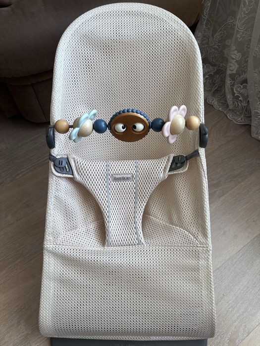 Шезлонг BabyBjorn Balance Soft Mesh + іграшка