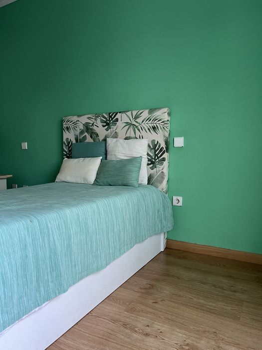 Cama solteiro completa + colchão + cabeceira + decoração
