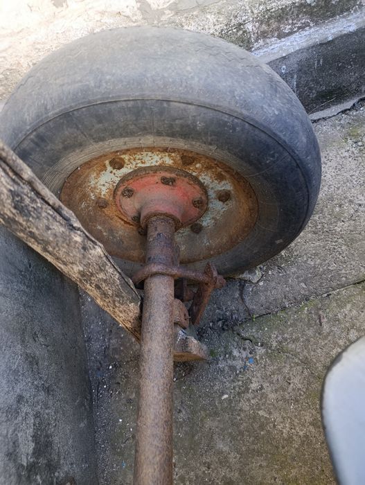 Ось з легкового причепу