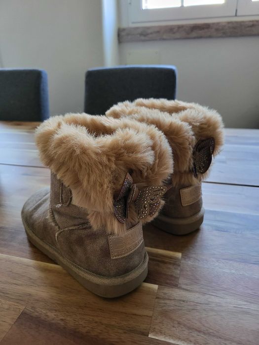 Botas beges com pêlo