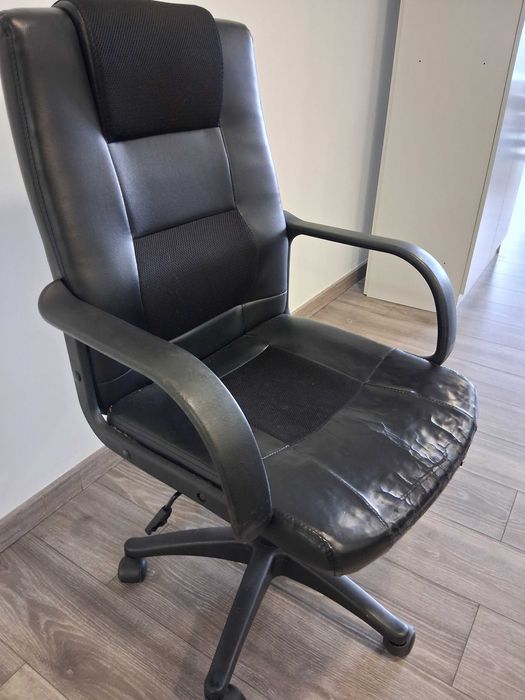 ID 57 - Vendo Cadeira escritório ergonómica com rodas com braços