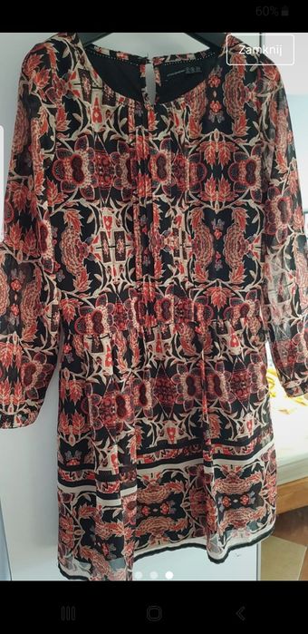 Sukienka przed kolano.