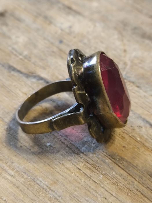Duży pierścionek prl tombak z czerwonym oczkiem. Vintage .