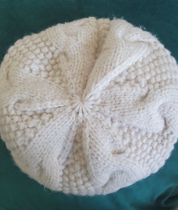 Kremowa ciepła czapka zimowa