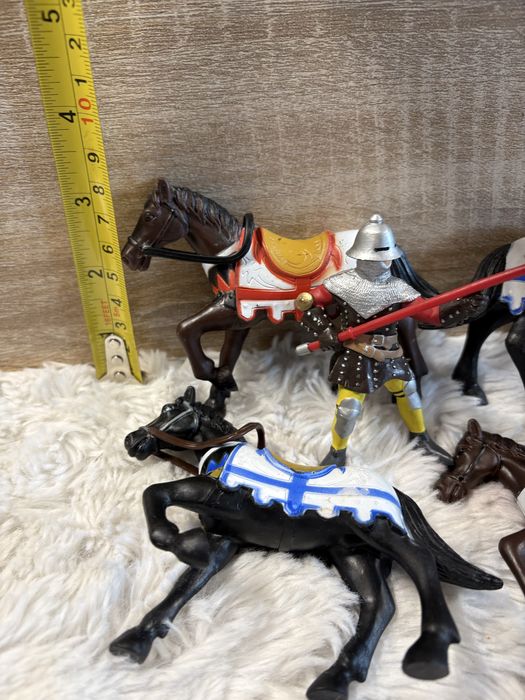 Zestaw figurek rycerz i konie