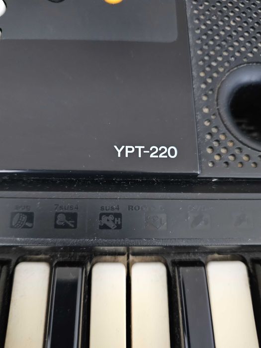 Yamaha YPT-220 com suporte.  Ótimo estado