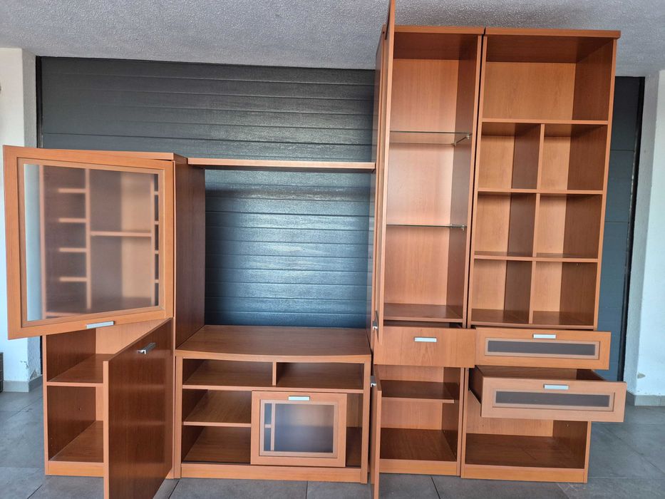 Mesa de sala, móvel de televisão, estante e vitrine.