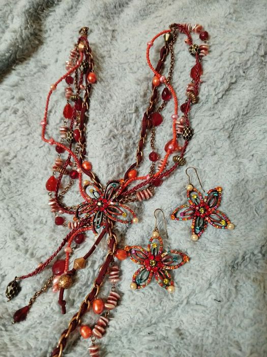 Прикраси. Набір: намисто і сережки.