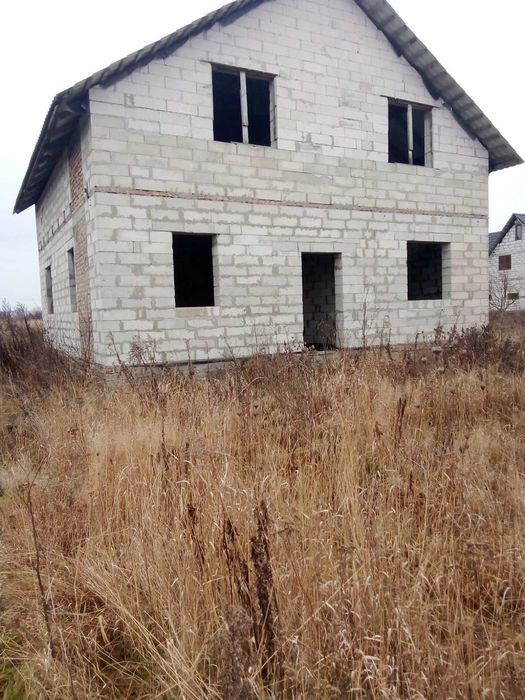 Продаж двохповерхового будинку.