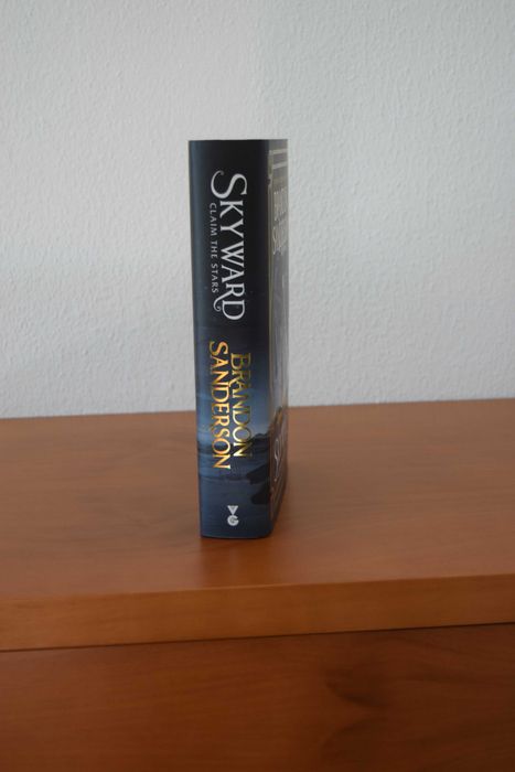 Livro Skyward de Brandon Sanderson (Capa Dura / ENG)