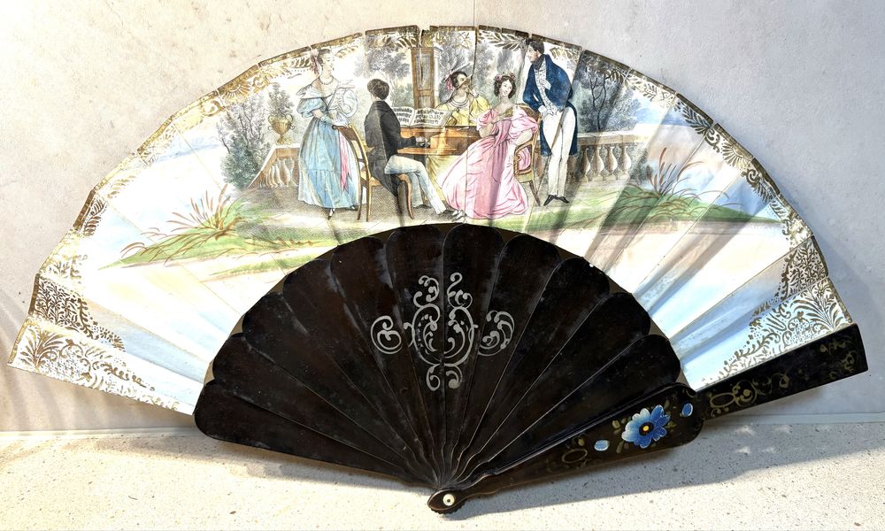 Lindo antigo leque francês pintado à mão com cenas românticas rococó