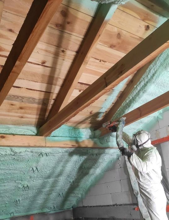 Ocieplenia pianką PUR, pianą PUR, termoizolacje natryskowe poddasza