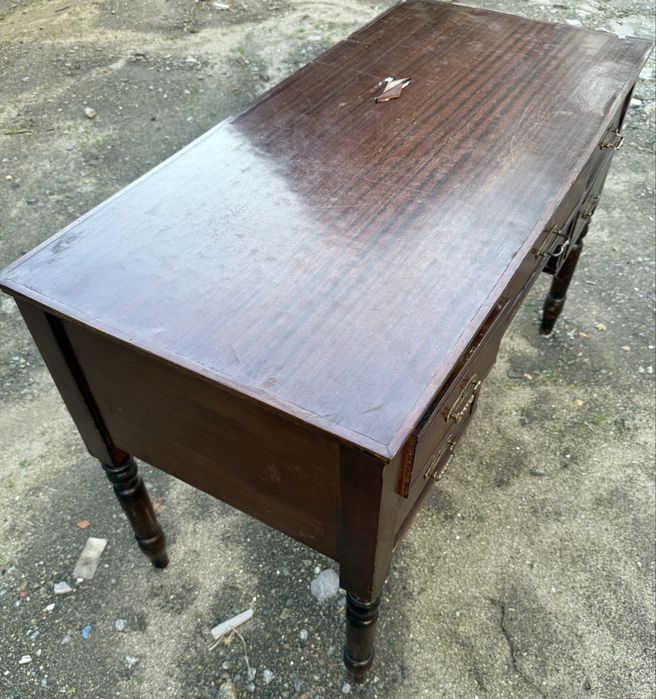 Escrivaninha antiga restaurada