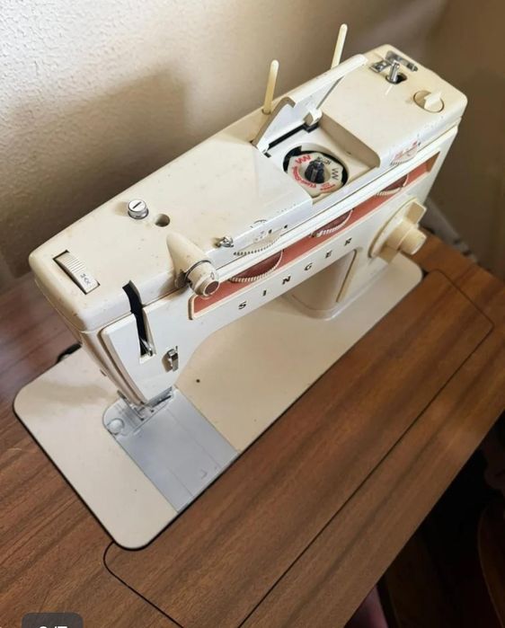 Máquina de costura Singer com móvel