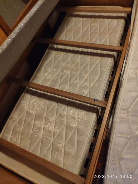 Cama dupla em madeira de cerejeira