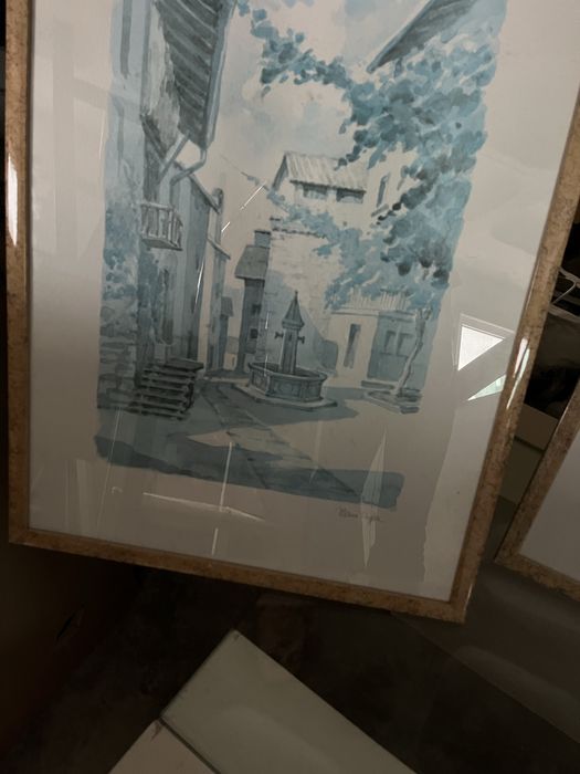 15 quadros azuis e brancos, com moldura