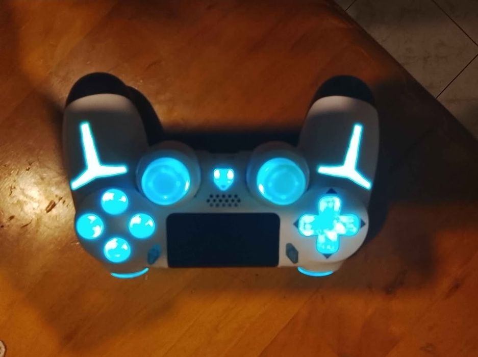 Vendo ps4 com um comando e 4 jogos